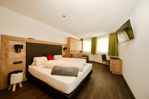 Photo of the whole room, Decorative detail, bunk bed