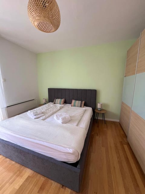 Bed, Photo of the whole room, Bedroom, towels