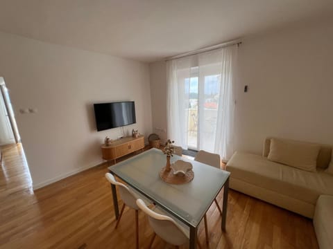 Communal lounge/ TV room, TV and multimedia, Living room, Seating area, Dining area, Evening entertainment