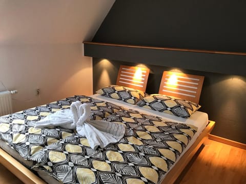 Bed, Photo of the whole room, Decorative detail