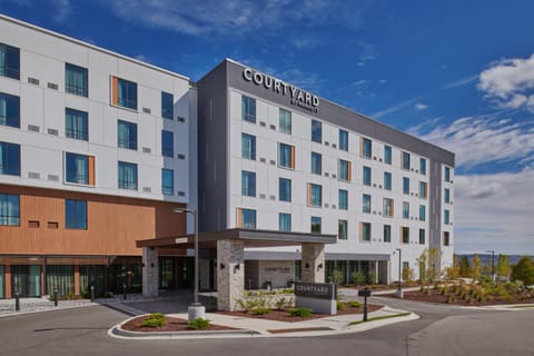 Courtyard by Marriott Petoskey at Victories Square Hotel in Petoskey