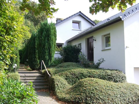 Facade/entrance, Photo of the whole room, Autumn