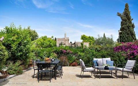 Patio, Day, Garden, Dining area, Garden view, sunbed