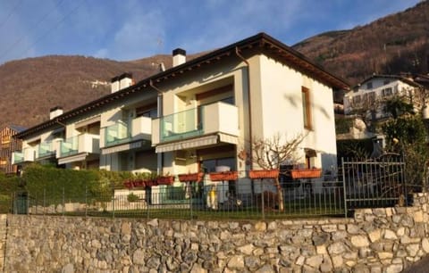 Apartment with garden and terrace beautiful lake view Condominio in Bellano