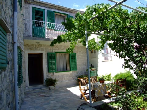 Patio, Facade/entrance, Day, Garden, Garden view