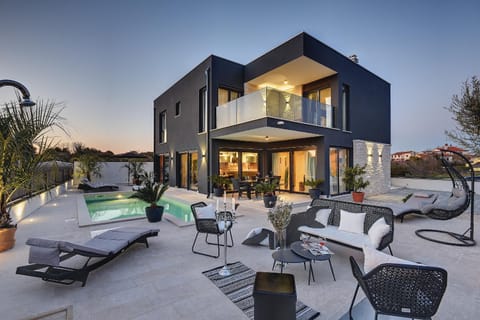 Property building, Garden, Swimming pool, sunbed