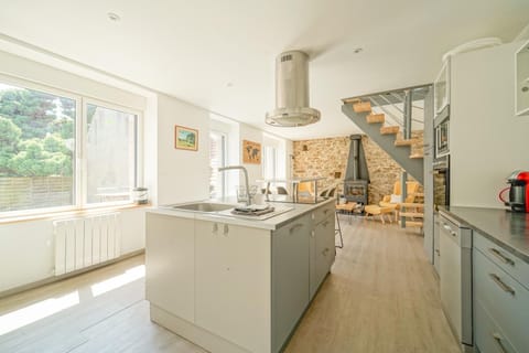 Kitchen or kitchenette, Dining area, dishwasher, pet friendly, stove, toaster