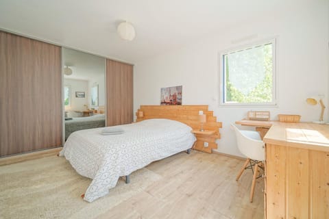 Bed, Photo of the whole room, Bedroom, storage