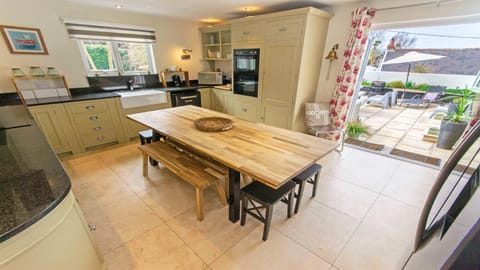 Shippenrill Croyde - Sleeps 14 - Hot Tub option - Stylish Home with fire pit, table tennis & dog friendly Haus in Croyde
