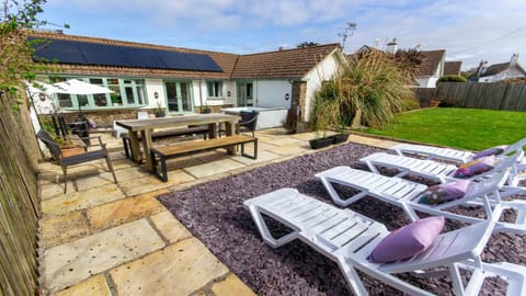 Shippenrill Croyde - Sleeps 14 - Hot Tub option - Stylish Home with fire pit, table tennis & dog friendly Casa in Croyde