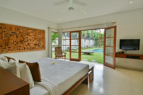 Bed, Garden, Swimming pool, Swimming pool