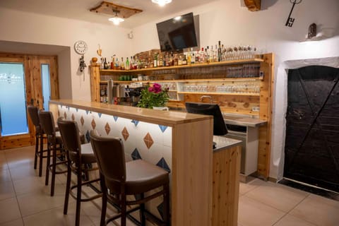 Restaurant/places to eat, Lounge or bar