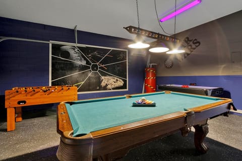 Billiard, Game Room