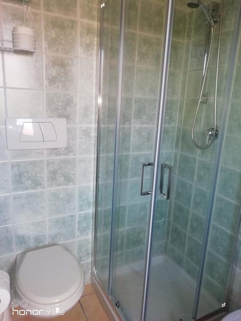 Shower, Toilet