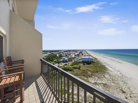 Property building, Balcony/Terrace, Beach