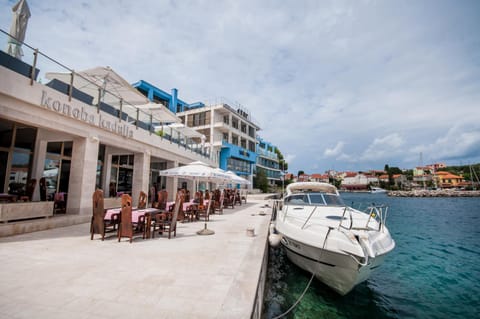 Restaurant/places to eat, Facade/entrance