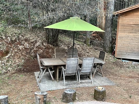 A Lovely Cabin House at Way Woods Retreat with Outdoor Hot Tub! - By Sacred Hub MGMT Maison in Sierra Nevada