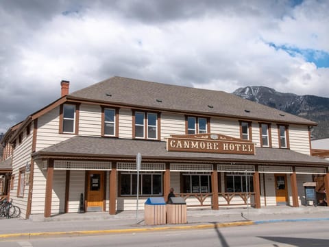 PARTY HOSTEL - The Canmore Hotel Hostel Hostal in Canmore