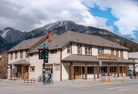 PARTY HOSTEL - The Canmore Hotel Hostel Ostello in Canmore