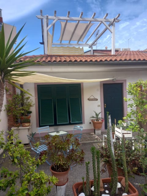 Property building, Patio, Facade/entrance