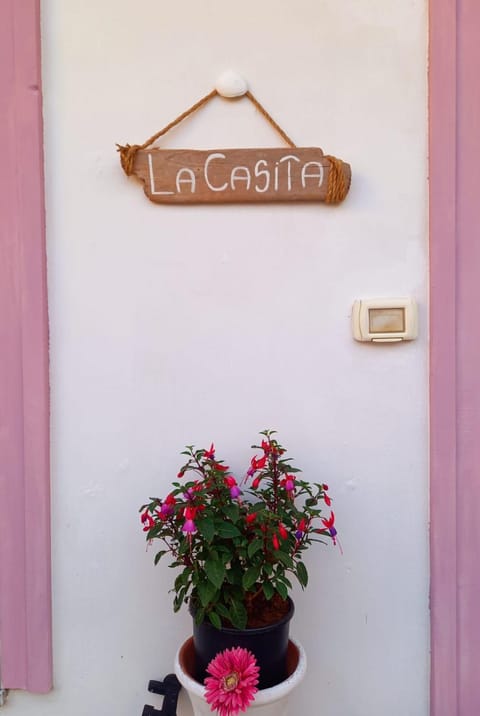 "La Casita", 2 Floors Apartment, Private Parking 1 car OR 2 Bikes, Air-Cond and Terrace Wohnung in Livorno