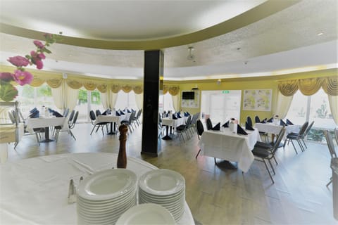 Restaurant/places to eat, Banquet/Function facilities