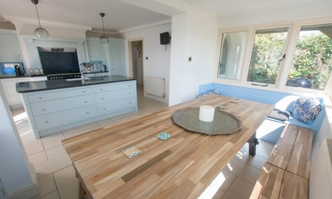Bag-End House - Uniquely styled large home with private balcony, cabin, games table and Hot Tub Option - Sleeps 14 Maison in Croyde