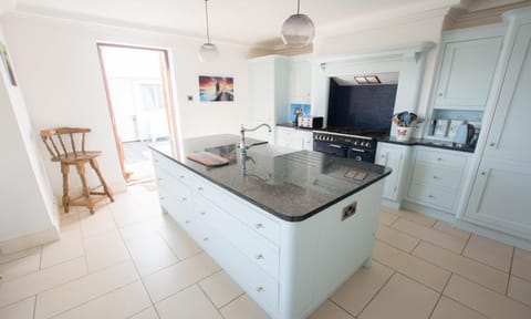 Bag-End House - Uniquely styled large home with private balcony, cabin, games table and Hot Tub Option - Sleeps 14 Haus in Croyde