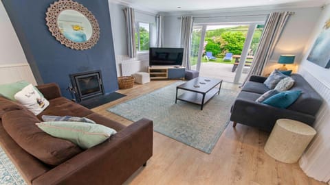 Ladywell Croyde - Super stylish large home with pool table, woodburner, pizza oven and Hot Tub Option, Sleeps 12 House in Croyde