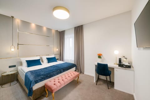 Bed, TV and multimedia, Coffee/tea facilities, Photo of the whole room, Bedroom, Drinks, minibar