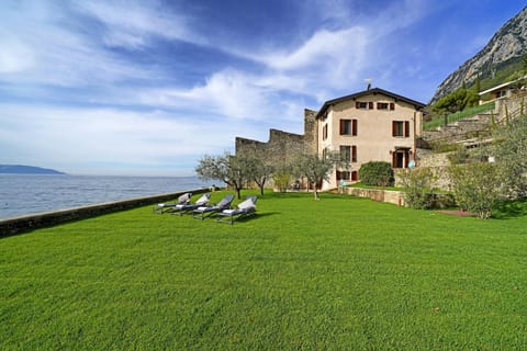 Villa Victoria: luxury waterfront villa with splendid views Villa in Gargnano