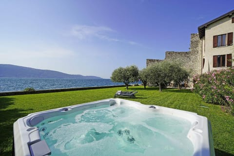 Villa Victoria: luxury waterfront villa with splendid views Villa in Gargnano