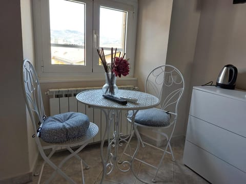 Coffee/tea facilities, Dining area