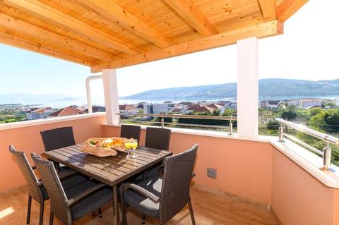 LoNi Apartment in Trogir