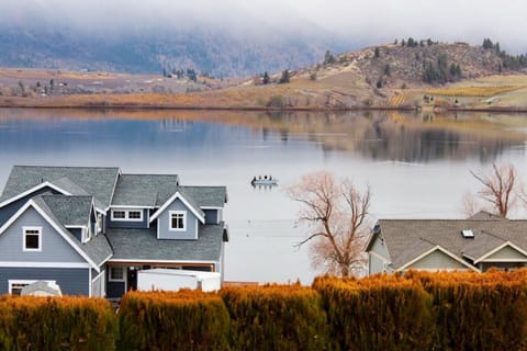 Reflect on the Lake Casa in Lake Entiat