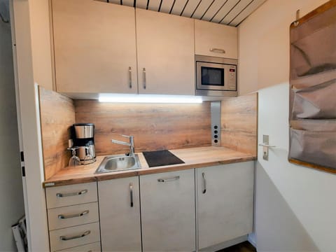 Coffee/tea facilities, minibar, stove