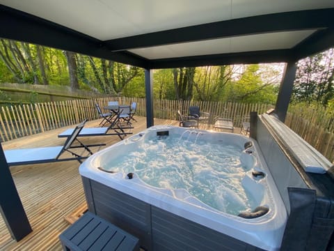 Patio, Hot Tub, Spa and wellness centre/facilities, sunbed