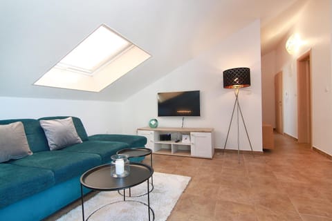 TV and multimedia, Living room, Seating area, Mountain view, Quiet street view