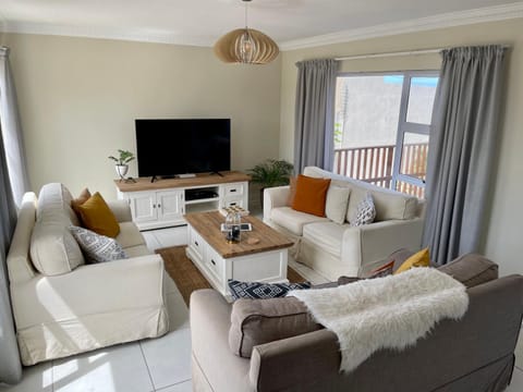 'On Point' Beach House - Jeffreys Bay Haus in Eastern Cape
