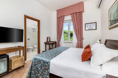 Bed, TV and multimedia, Photo of the whole room, Bedroom