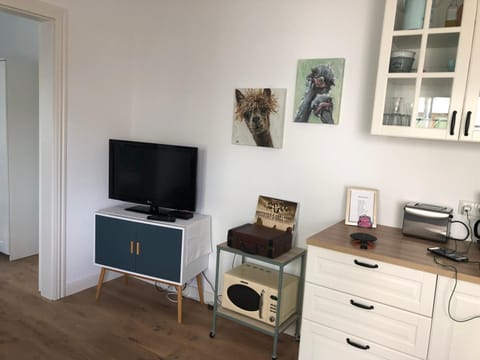 People, Kitchen or kitchenette, Living room, Photo of the whole room, minibar