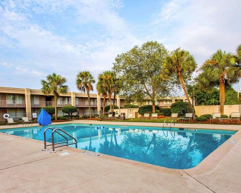 Clarion Inn & Suites Dothan South Hotel in Dothan