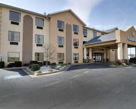 Quality Inn & Suites Hotel in Fenter Township