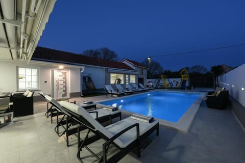 Villa Mare - with HEATED POOL Chalet in Zadar
