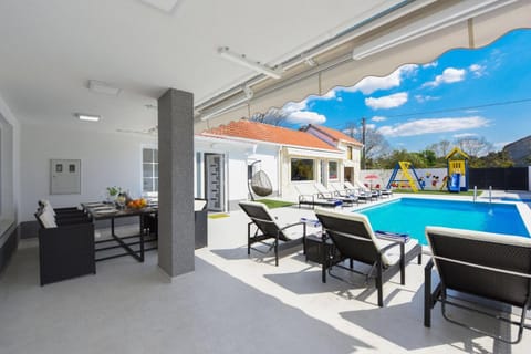 Villa Mare - with HEATED POOL Chalet in Zadar