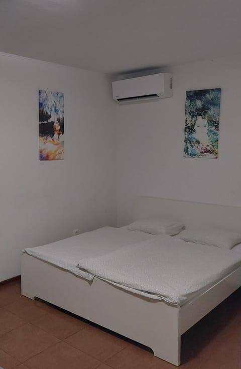 Bedroom, air conditioner