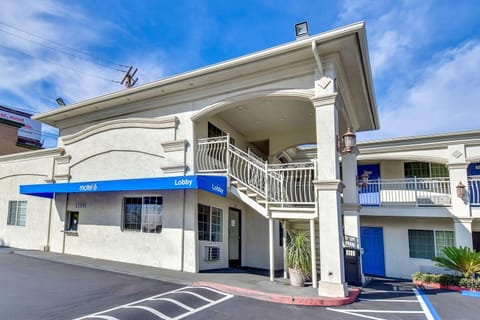 Property building, Facade/entrance, Day, On site, Time of day