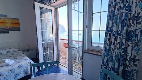 Photo of the whole room, Sea view