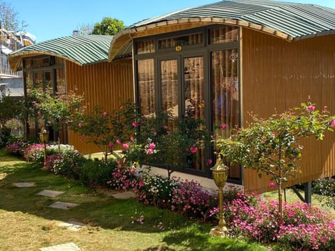 Property building, Facade/entrance, Garden