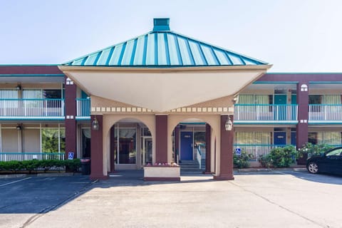 Motel 6-Groton, CT - Casinos nearby Hotel in New London